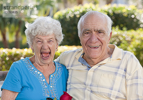Älteres Paar lächelnd in einem Park