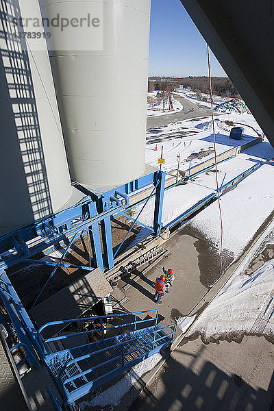 Zwei Ingenieure bei der Überwachung einer Industrieanlage im Winter