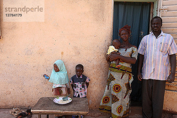 Afrikanische Familie  die in einem Armenviertel von Bamako lebt. Mahlzeit.