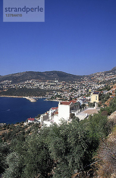 Blick auf die Küste und die Stadt Kalkan  Türkei