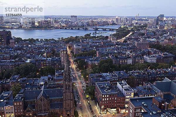Blick von oben auf Back Bay Boston  Berkeley Street und den Charles River in der Abenddämmerung  Boston  Massachusetts  USA
