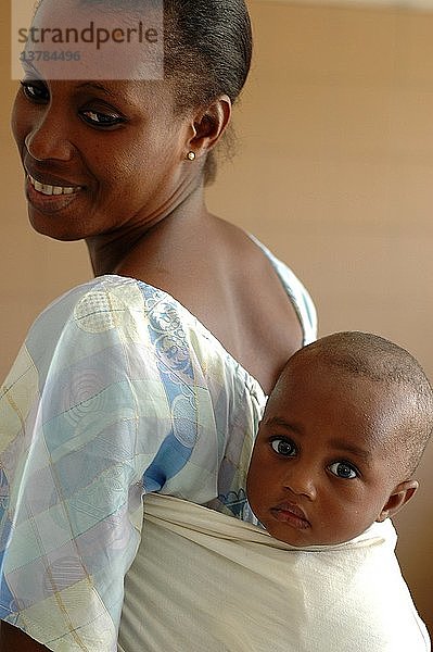 Mutter trägt ihr Baby auf dem Rücken  Dakar  Senegal.