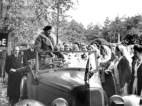 Montgomery verabschiedet sich von belgischen Krankenschwestern im Jahr 1944.