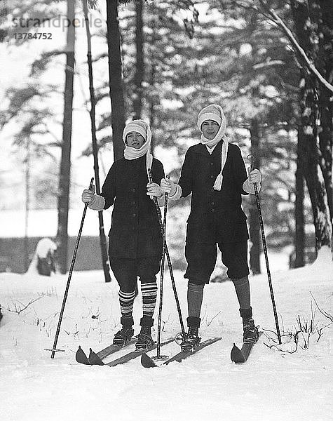 New York: um 1925 Zwei junge Frauen  die einen Skitag in den Wäldern verbringen.