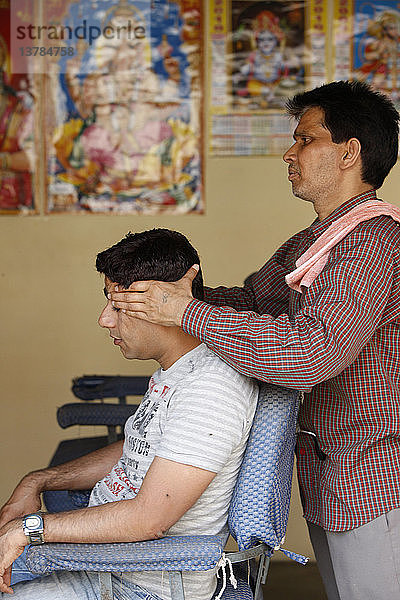 Friseurin bei einer Kopfmassage