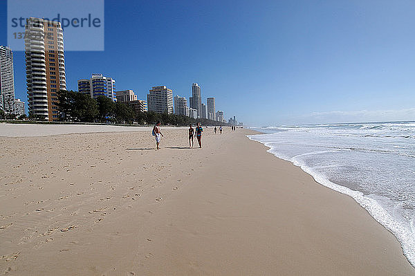 Surfers Paradise mit Joggern am Strand  die sich der Kamera nähern  Gold Coast  Queensland  Australien