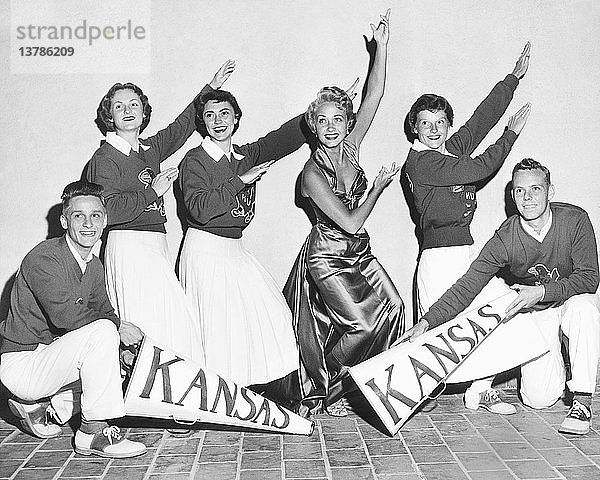 Los Angeles  Kalifornien: 25. September 1953 Die Cheerleader von Kansas erhalten im Ambassador Hotel Unterstützung durch einen Gaststar.