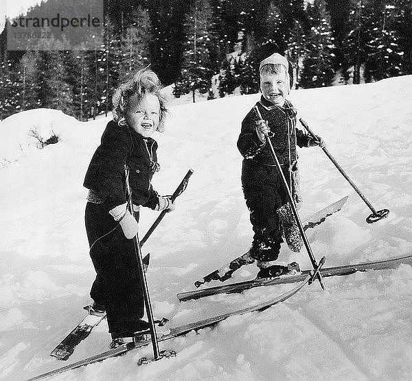Davos  Schweiz um 1928 Zwei Kinder haben Spaß beim Skifahren auf den Pisten.