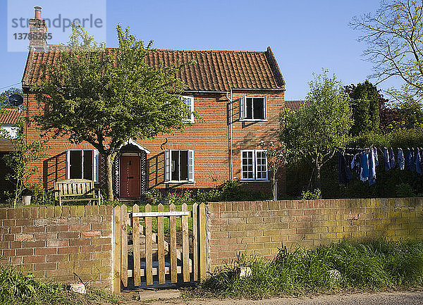 Freigegebenes Bild eines Einfamilienhauses aus rotem Backstein von der Vorderwand und dem Tor aus gesehen  Shottisham  Suffolk  England
