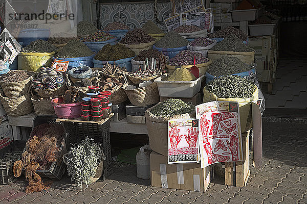 Traditionelle medizinische Produkte an einem Straßenstand  Marrakesch  Marokko