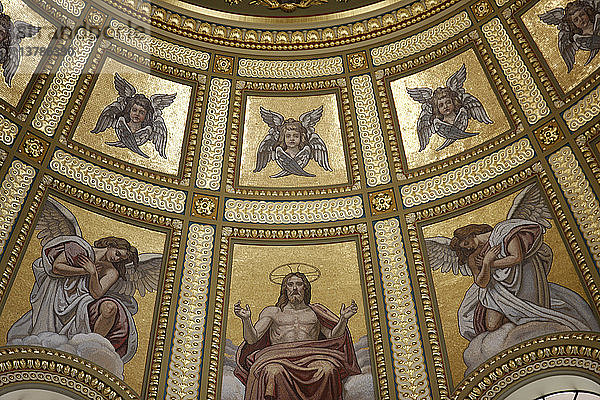 Die Kuppel der Stephansbasilika ist mit Mosaiken verziert  die von Karoly Lotz entworfen wurden. '