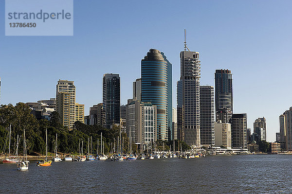 Skyline der Stadt und Boote  die am Brisbane River vertäut sind  Brisbane  Queensland  Australien