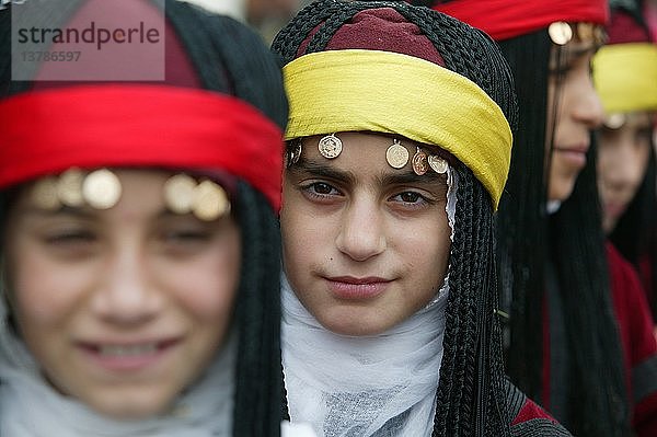 Türkische Mädchen in traditioneller Kleidung  Isparta  Türkei.