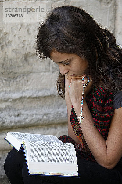 Mädchen liest in der Bibel