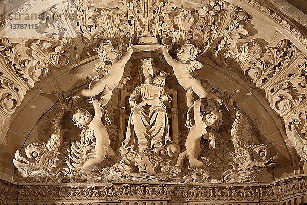 Skulptur in der Kathedrale von Mallorca  die die Jungfrau und das Kind  umgeben von Engeln  darstellt.