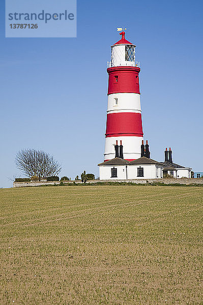 Rot-weiß gestreifter Leuchtturm von Happisburgh  Norfolk  England