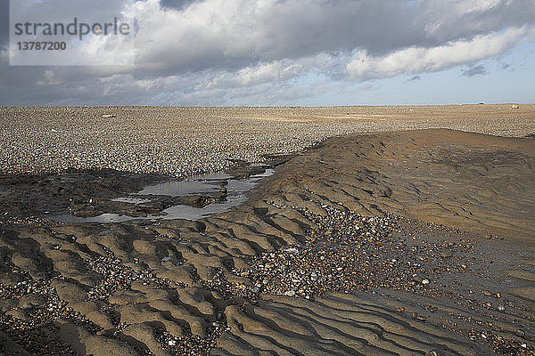 Niedrigwasser legt den geriffelten Londoner Lehm entlang der Küste von Suffolk zwischen Dunwich und Walberswick  Suffolk  England  frei