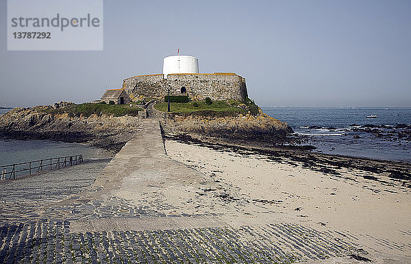 Fort Grey ist ein Martellturm aus der napoleonischen Zeit  der heute ein Schiffswrackmuseum beherbergt  Guernsey  Kanalinseln