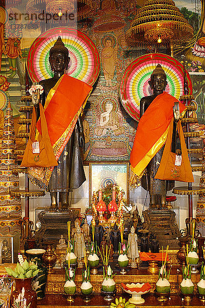 Zwei Buddhas in einer kambodschanischen Pagode.