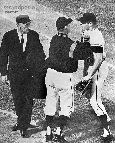 Baltimore  Maryland: Mai 1963 Baltimore First Baseman JIm Gentile wird von seinem Manager Billy Hitchcock festgenommen  als er auf Schiedsrichter Ed Runge zustürmt  nachdem er aus dem Spiel geworfen wurde.
