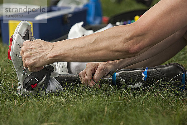 Frau mit Beinprothese bereitet sich auf Rennveranstaltung vor