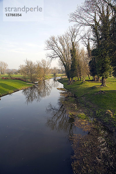 Gerader Kanal des Flusses Stour bei Nayland  Essex  England