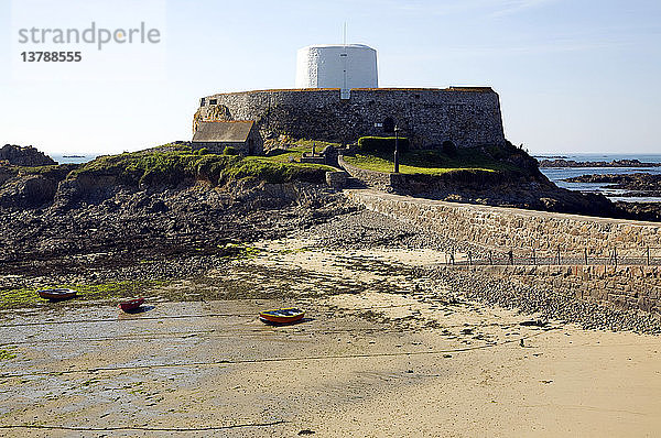 Fort Grey ist ein Martellturm aus der napoleonischen Zeit  der heute ein Schiffswrackmuseum beherbergt  Guernsey  Kanalinseln