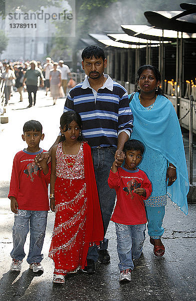 Tamilische Familie im Heiligtum von Lourdes