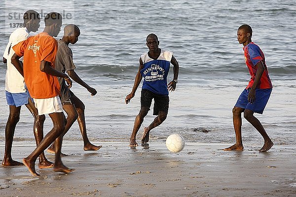 Junge Männer spielen Fußball am Strand von Ngor  Dakar  Senegal.