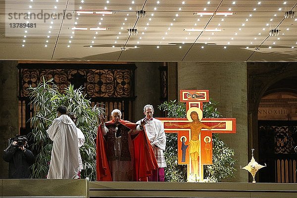 Papst Benedikt XVI. betet mit den Pilgern aus Taize auf dem Petersplatz.