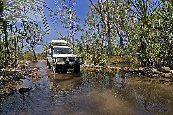 Fahrzeug mit Allradantrieb beim Überqueren des Pentecost River  El Questro Wilderness Park  Kimberley Region  Westaustralien