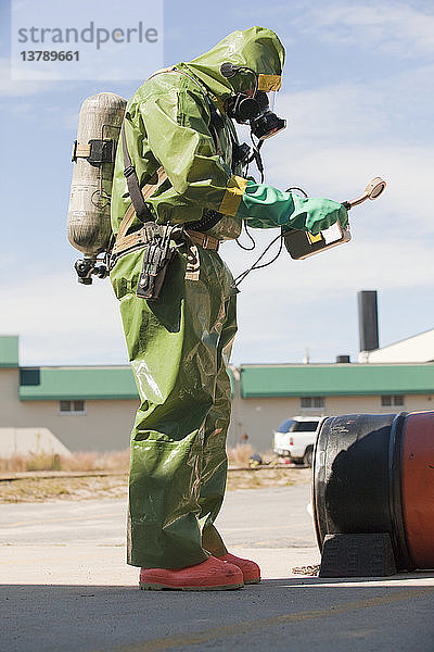 HazMat-Feuerwehrmann misst Strahlung