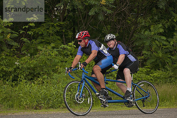 Tandem-Behindertenrennfahrer; ´Pilot´ vorne und Syndrom hinten