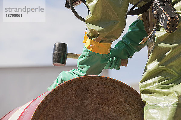 HazMat-Feuerwehrmann beim Verschließen eines Fasses