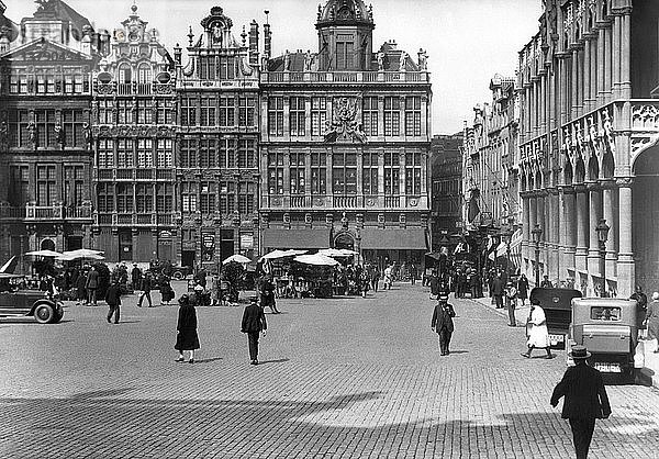 Brüssel  Belgien: um 1926 Der Große Platz in Brüssel. Rechts ist das Haus des Königs zu sehen  und im Hintergrund die alten Zunfthäuser