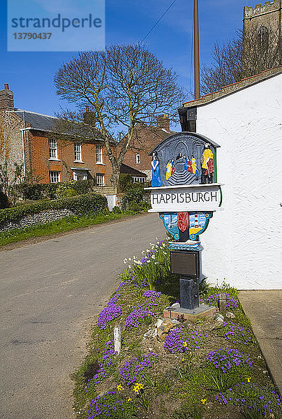 Dorfschild und Häuser  Happisburgh  Norfolk  England