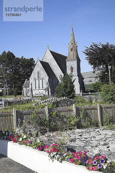 Dorfkirche von Ballyvaughan mit Kirchturm  Grafschaft Clare  Irland