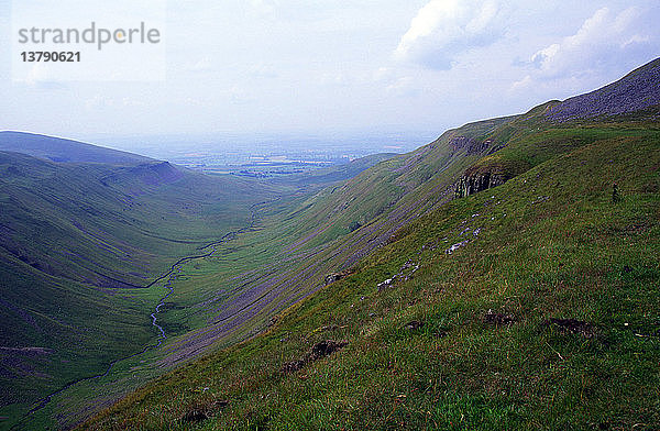 High Cup Nick ist ein klassisches Beispiel für ein U-förmiges Gletschertal  in der Nähe von Dufton  Cumbria  England