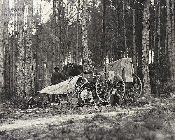 Petersburg  Virginia: 1864 Bürgerkriegsfotograf Mathew Brady  sitzend  links  mit seinem Wagen und seiner Ausrüstung  mit der er Szenen auf dem Schlachtfeld fotografierte