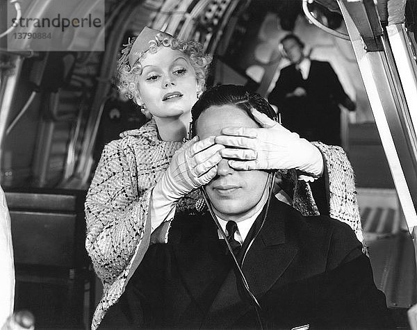 Vereinigte Staaten: um 1952 Eine Frau grüßt einen Mann von hinten  indem sie ihre Hände über seine Augen legt.