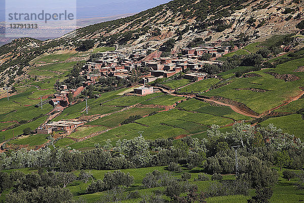 Berberdorf an den grünen  nach Nordwesten ausgerichteten Ausläufern des Atlasgebirges an der Tiz-n-Tichka-Straße Marokko Nordafrika