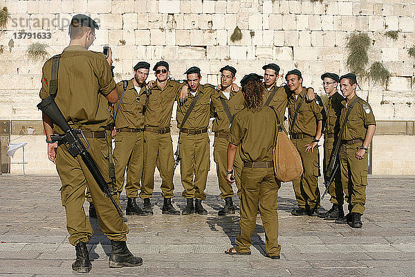 Bewaffnete israelische Soldaten an der Jerusalemer Westmauer