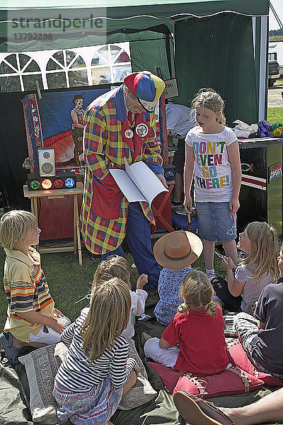Clown und Kinder  Dorffest in Ramsholt  Suffolk  England