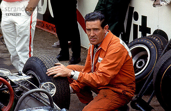 Cyril Atkins  Mechaniker des BRM-Teams  mit dem Wagen P261 in der Box  1966.