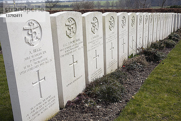 Gedenksteine Gräber  HMS Worcester Todesfälle infolge feindlicher Handlungen am 12. Februar 1942  Shotley Marinefriedhof  Suffolk