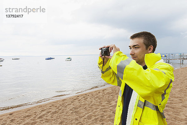 Ingenieur der öffentlichen Arbeiten fotografiert den See  in dem Wasserproben genommen werden  Portland  Maine  USA