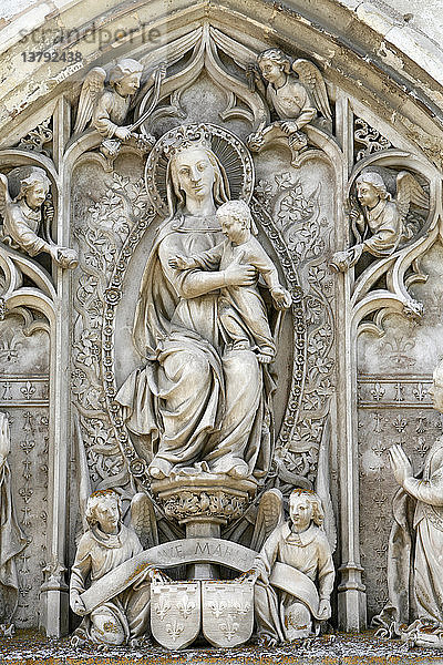Tympanon der Kapelle von Schloss Amboise  Jungfrau und Kind