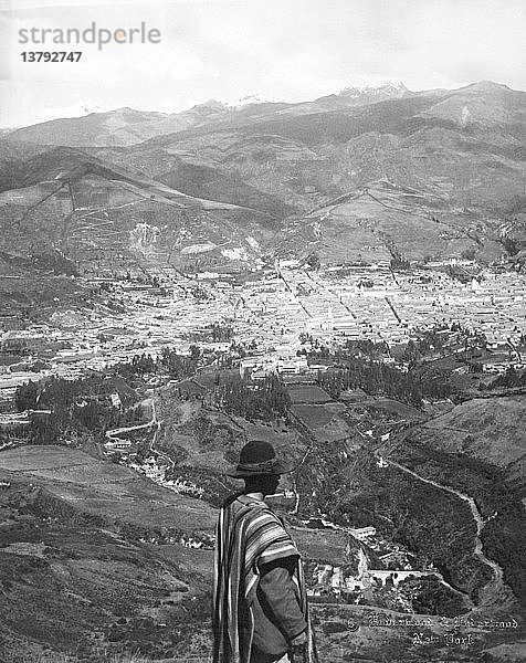Quito  Ecuador: 1907 Blick nach Westen über Quito und die Anden.