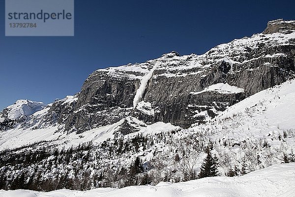 Schneebedeckte Felsen in den französischen Alpen  Frankreich.