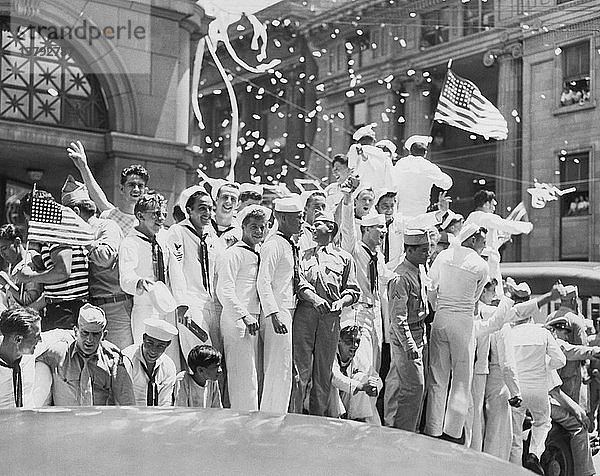 Vereinigte Staaten: 1945 Matrosen und Zivilisten feiern das Ende des Krieges.